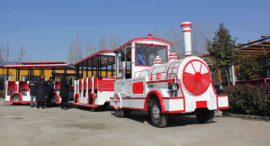 景區(qū)當(dāng)中的觀光小火車 景區(qū)當(dāng)中的觀光小火車