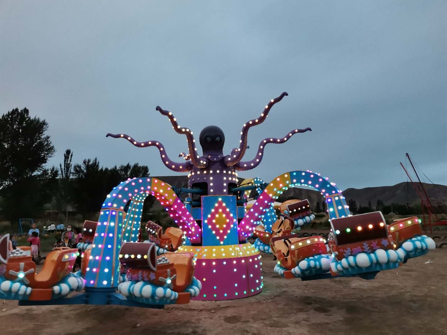 自控飛機類(lèi)—章魚(yú)鬧海（新型兒童游樂(lè )設備）