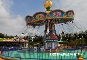 五彩繽紛的大型游樂(lè )設備，颶風(fēng)飛椅！